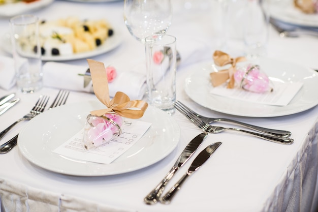 Configuração de belo restaurante na mesa para festa de casamento