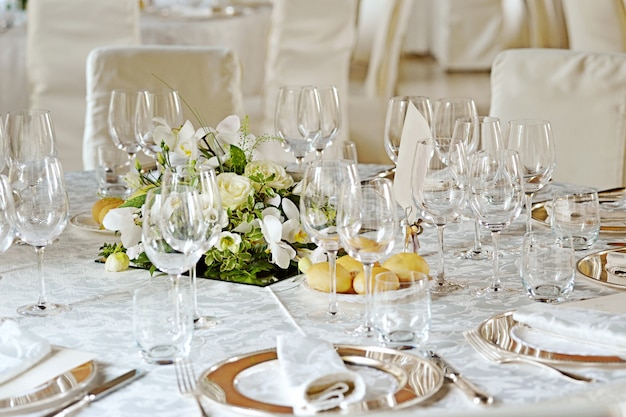 Configuração de casamento em uma mesa