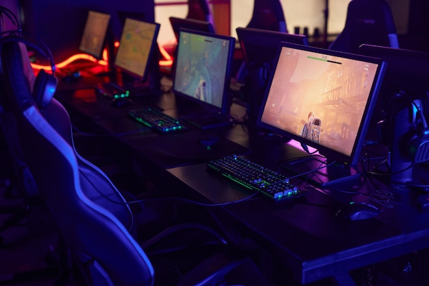 Configuração de jogos no interior do clube de esportes cibernéticos com jogo de vídeo jogando na tela