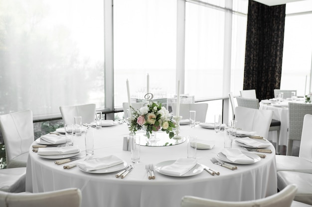 Configuração de mesa de casamento decorada com flores frescas.