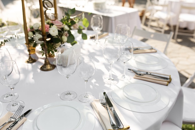 Configuração de mesa de casamento decorada. Mesa de banquete para os hóspedes ao ar livre com vista para a natureza verde