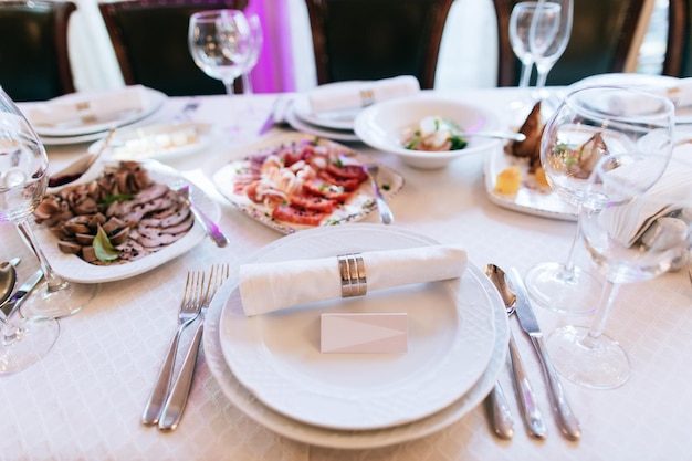 Configuração de mesa de casamento elegante comida e copos na mesa de jantar no restaurante