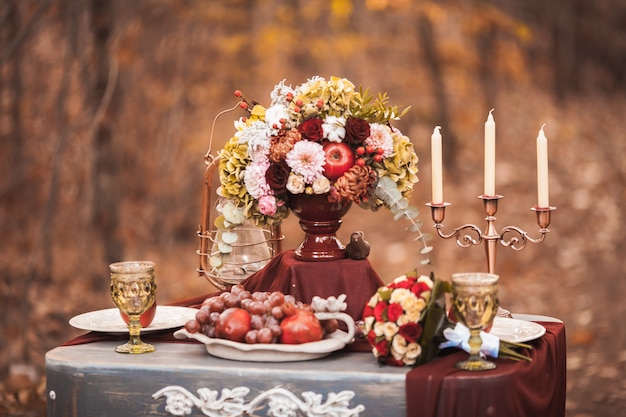 Configuração de mesa de casamento em estilo rústico.