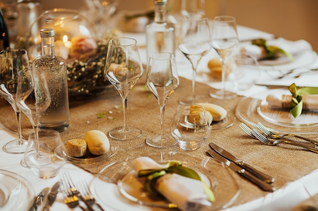 Configuração de mesa de casamento fechar detalhes. Restaurante servindo na mesa close-up.