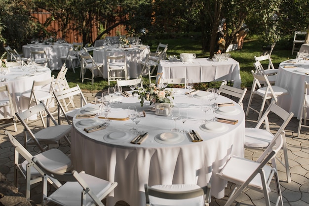 Configuração de mesa de casamento. Mesa de banquete para os hóspedes ao ar livre com vista para a natureza verde
