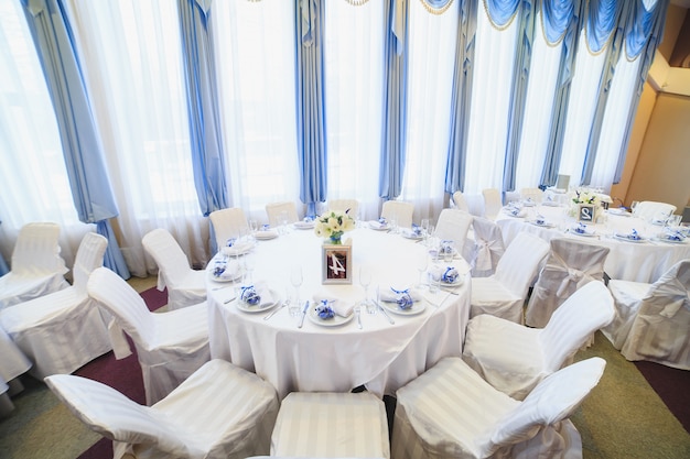 Configuração de mesa de casamento no restaurante.