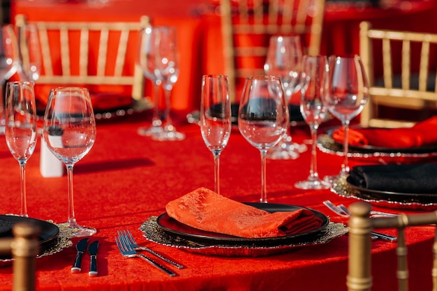 Configuração de mesa de convidados para banquete em estilo preto vermelho e dourado jantar elegante e luxuoso