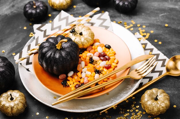 Configuração de mesa de Halloween em fundo escuro