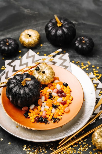 Configuração de mesa de Halloween em fundo escuro