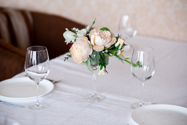 Configuração de mesa de jantar decorada com flores.