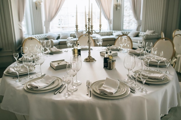 Configuração de mesa de jantar elegante no restaurante para o jantar de casamento