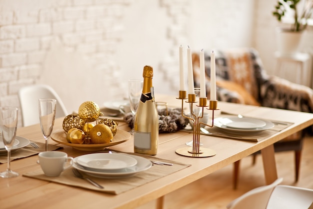 Configuração de mesa de natal com decorações do feriado. celebração de ano novo.