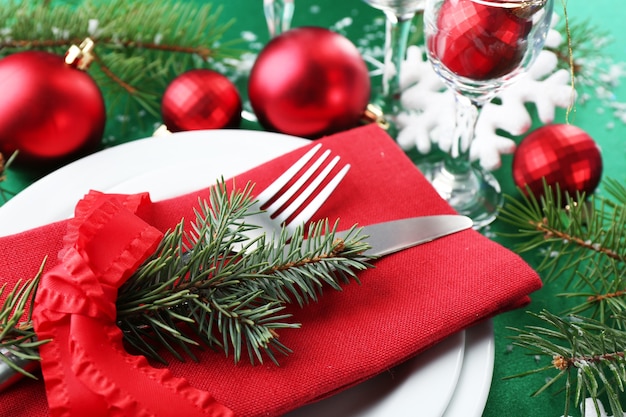 Configuração de mesa de Natal elegante em vermelho, verde e branco