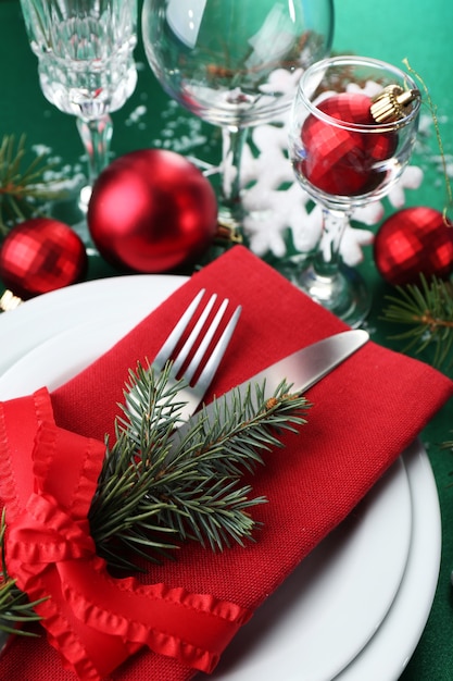 Configuração de mesa de Natal elegante em vermelho, verde e branco
