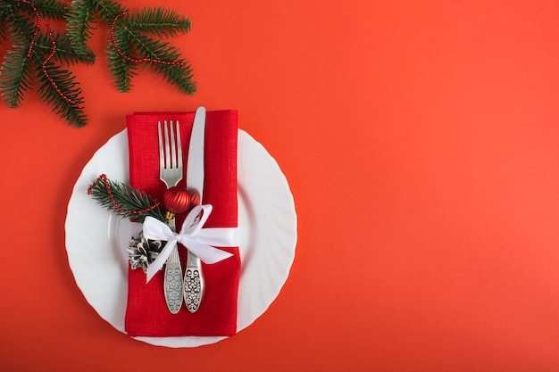 Configuração de mesa de Natal no fundo vermelho. Vista do topo. Copie o espaço.