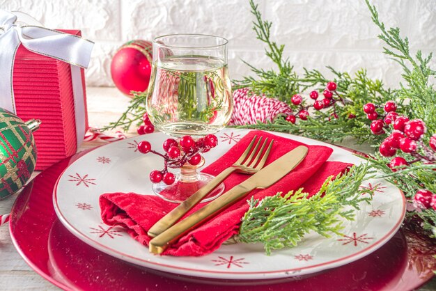 Configuração de mesa de natal ou ano novo configuração de lugar para jantar de natal