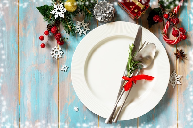 Configuração de mesa de Natal Prato festivo e talheres com decoração em mesa festiva