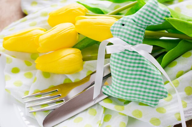 Configuração de mesa de primavera para a Páscoa ou dia das mães