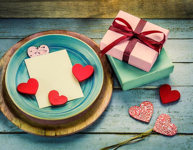 Configuração de mesa do dia de São Valentim com caixas de presentes e corações vermelhos em fundo de madeira rústico