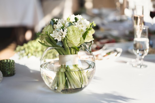 Configuração de mesa em uma recepção de casamento de luxo. lindas flores na mesa.