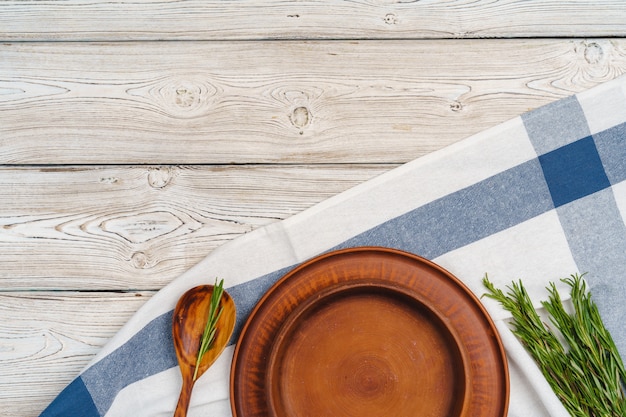 Configuração de mesa estilo rústico na mesa de madeira