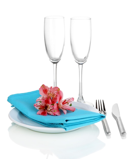 Configuração de mesa festiva com flores isoladas em branco