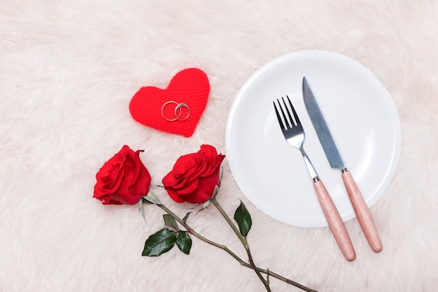 Configuração de mesa festiva para casamento, dia dos namorados, aniversário ou dia de aniversário.