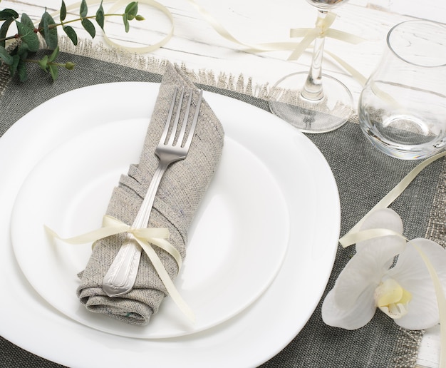 Configuração de mesa festiva romântica com lindo guardanapo cinza na mesa de madeira