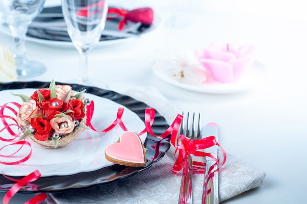 Configuração de mesa romântica de férias com rosas cor de rosa