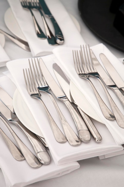 Configuração de pratos com facas e garfos