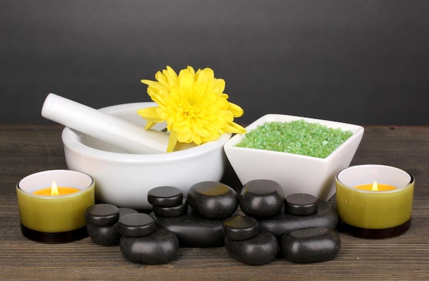 Configuração de spa na mesa de madeira em fundo cinza