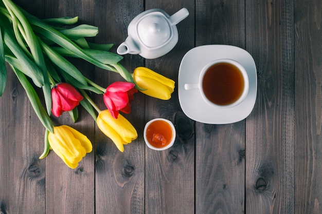 Configuração de tablet de café da manhã com flores tulipa