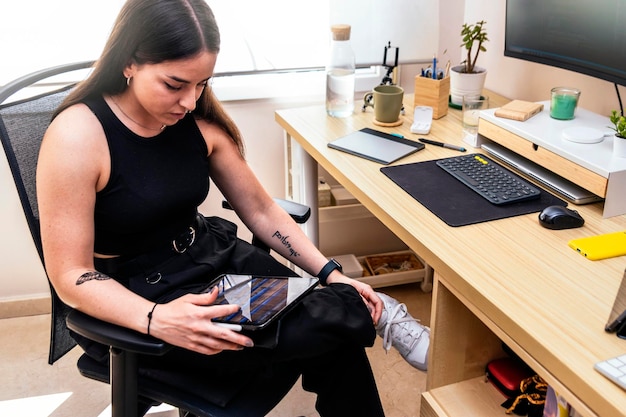 Configuração de trabalho em casa para teletrabalho Jovem usando tablet para trabalhar