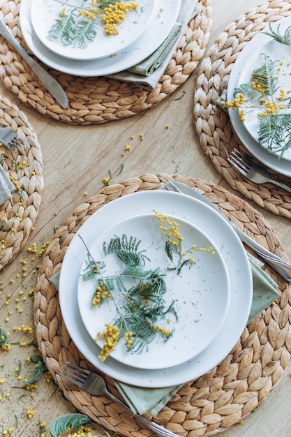 Foto configuração elegante de mesa de primavera na cozinha