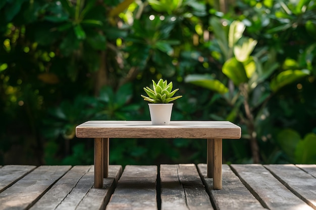 Configuração minimalista de mesa de madeira vazia com espaço para o fundo