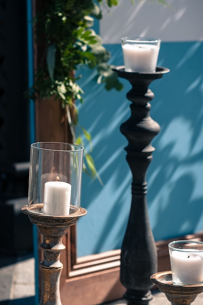 Configuración de decoración al aire libre para eventos de boda, pantalla de madera azul, velas blancas