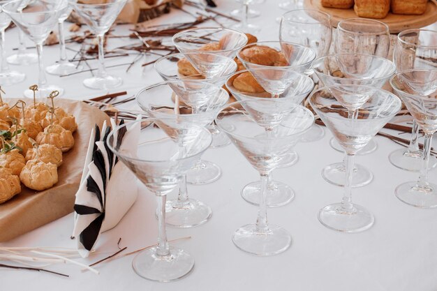 Configuración de la decoración de la barra de dulces de la boda con deliciosos pasteles y dulces