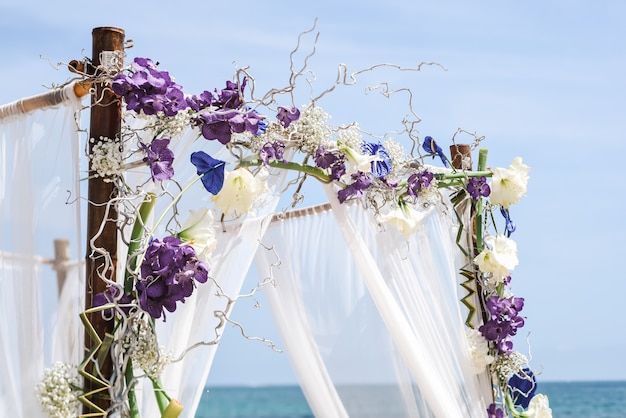 Configuración floral de boda en la playa