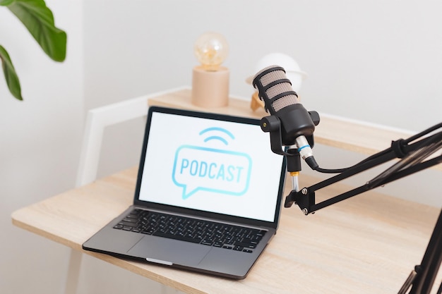 Configuración de grabación de podcast en una oficina moderna con portátil y micrófono para entrevistas educativas