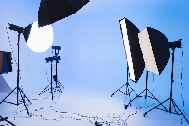 Configuración de iluminación efectiva para un estudio de fotografía con múltiples fuentes de luz y un fondo azul