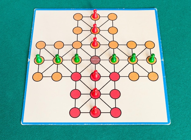 Configuración del juego de mesa de solitario cruzado en mesa verde