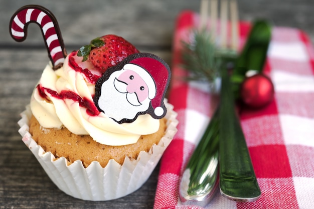 Configuración de lugar de mesa de Navidad con cupcake