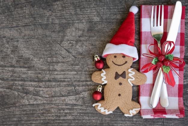 Foto configuración de lugar de la tabla de navidad con la galleta del hombre de pan de jengibre