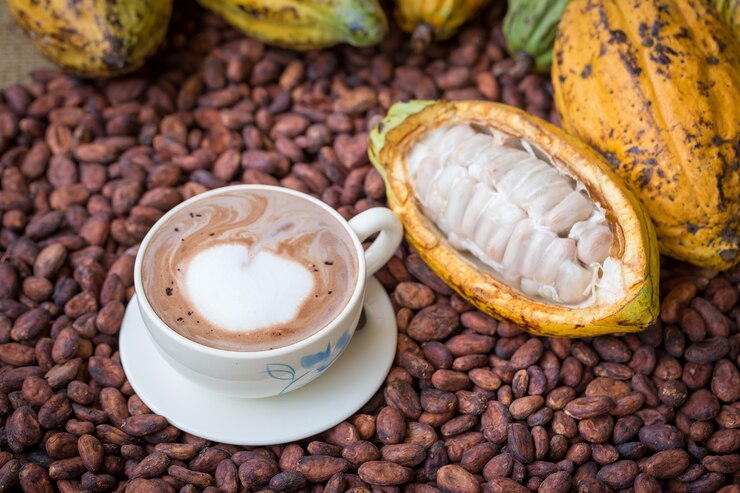 Foto configuración madura de la vaina y de los granos de cacao del cacao en fondo de madera rústico. chocolate caliente.