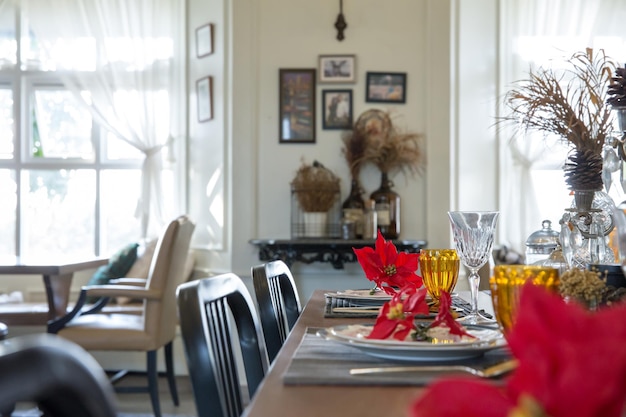 Configuración de la mesa de la cena navideña con decoración, enfoque selectivo.