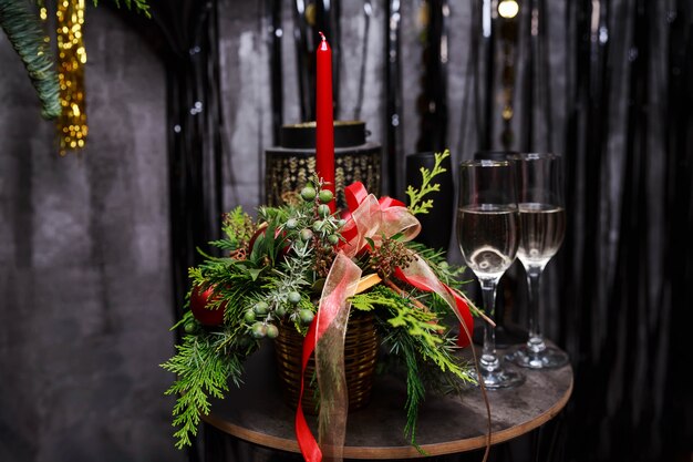 Configuración de mesa de cena romántica de lujo a la luz de las velas para pareja