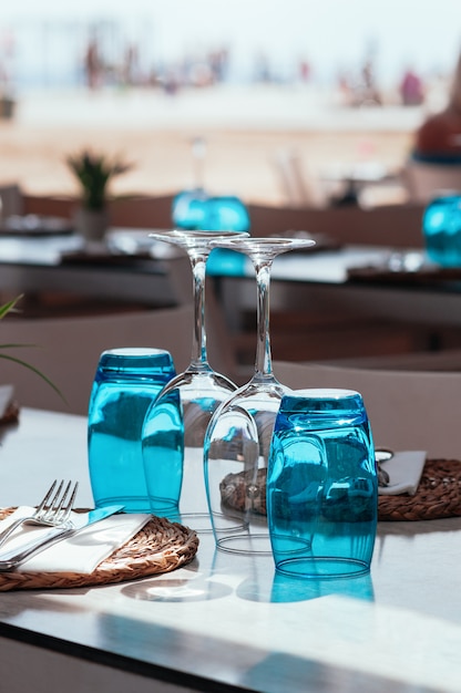 Configuración de la mesa en un restaurante o cafetería al aire libre