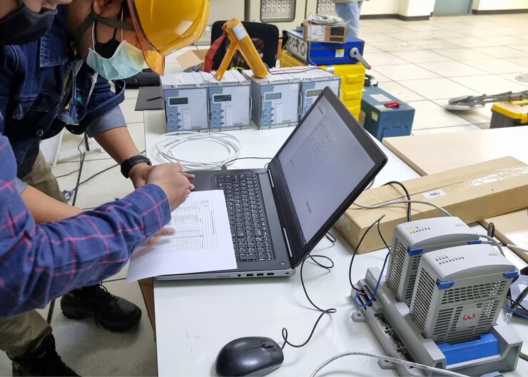 Foto configuración y prueba para la comunicación del relé de protección a dcs por parte del equipo de ingeniería