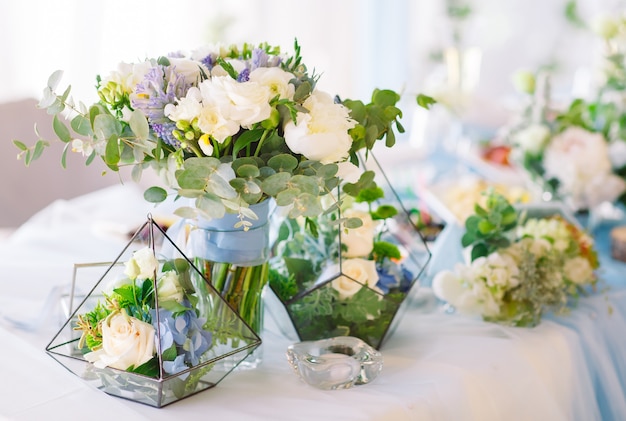 Configurações de mesa de casamento no restaurante.