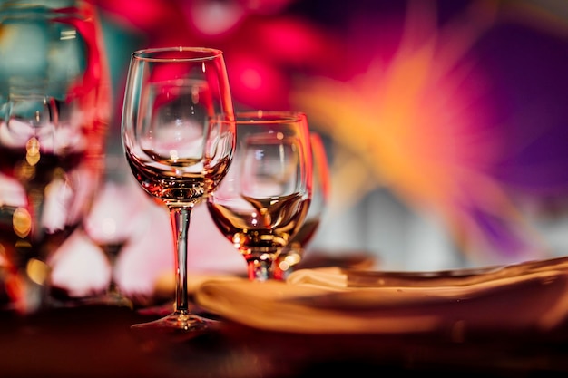 Foto configurações de mesa de luxo para jantares finos com e vidro belo fundo borrado para eventos
